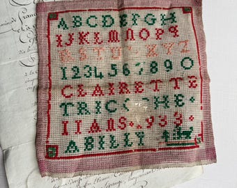 1930年代のアンティークフランス製サンプラー - 手縫いのサイン入り