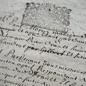 Documentos legales franceses antiguos del siglo XVIII, manuscritos, del siglo XVIII, con sellos fiscales.