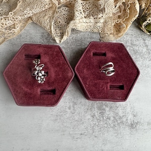 Vintage Ringständer dunkelrot Samt: Jewelry Shop Boutique