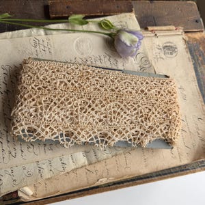 Antikes französisches Spitzenband, zarte handgefertigte Dentelle auf Original Karte
