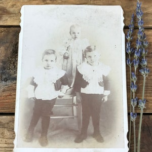 Niedliches Kinderfoto- Antikes Kabinett-Karte- Viktorianische Kinder- Sepiatöne Papier Ephemera Antikes Foto- Porträtfoto