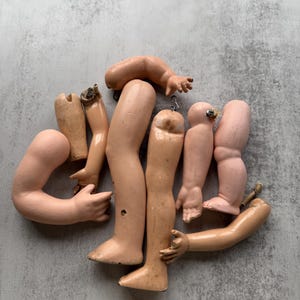 Parti di bambole antiche, braccia e gambe, bambole di composizione vintage, parti di bambole spaventose e particolari di scena per riparazioni e restauri