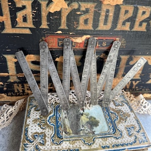 Französisches Zollmaß aus Stahl, Zick-Zack-Ziehharmonika-Design, Vintage-Messwerkzeug, altes Werkzeug