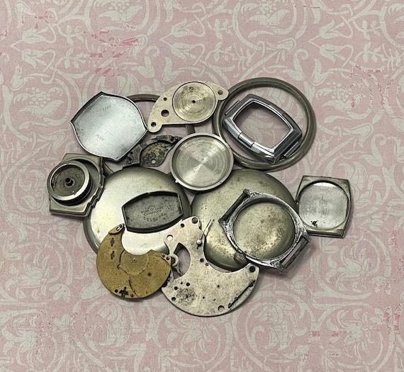 Ricambi per orologi vintage: gioielli steampunk, oggetti trovati
