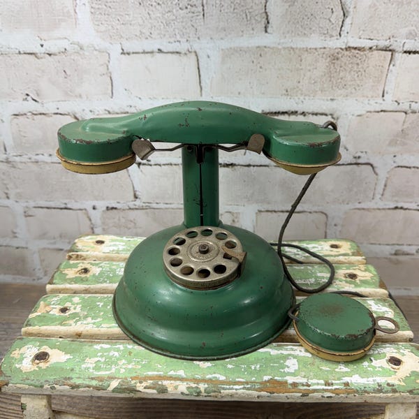 Antikes französisches Spielzeugtelefon - Grünmetall-Kerzenhalterstil - 1930er Jahre Sammlerspielzeug - Industriell