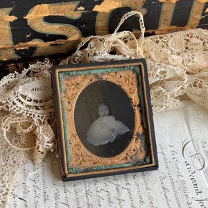 Modèle ancien bébé enfant dans un étui décoré, photo victorienne des années 1800 avec mat doré