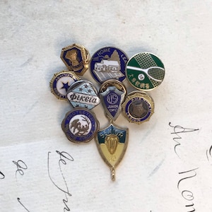 Pin's Vintage Collector – Logo La Gitane – Couleurs Blanc Et Or – Bon état