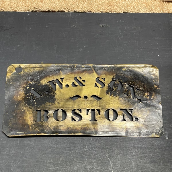 Pochoir en laiton antique- Boston- Collection AW &Son- Signe de la Nouvelle-Angleterre