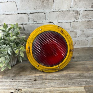 Luz de seguridad con forma de flecha y carcasa de metal amarilla con lente roja vintage, semáforo de Mt. Holly, NJ, decoración industrial, accesorio fotográfico