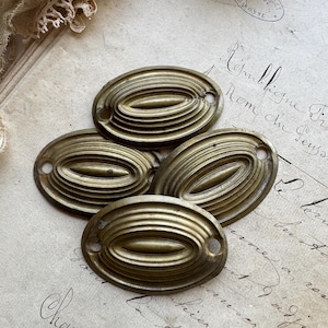 Könnte beinhalten: Ein Set aus drei Keramikbechern mit gesprenkelter, matter Oberfläche. Die Becher sind in Creme-, Hellgrau- und Dunkelgrautönen gehalten. Jeder Becher hat ein schlichtes, minimalistisches Design und einen abgerundeten Henkel.