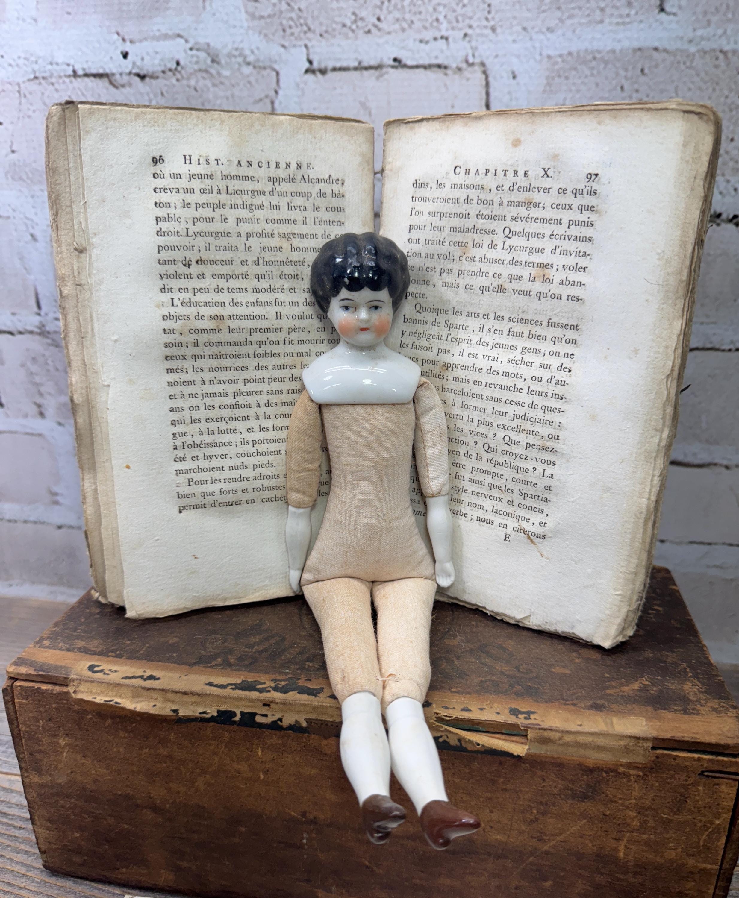 Poupée Mannequin Allemande à Tête Buste En Biscuit, Yeux Fixes Bruns Bouche Ouverte Sur Dents Les Avant Bras En Porcelaine Accident Recolle Au Niveau De La Nuque Restaurations Et Rajouts Manquen