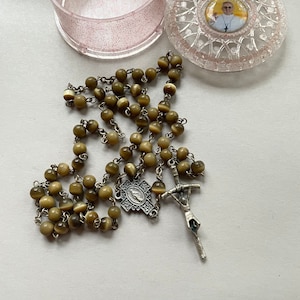 Rosário italiano em estojo - Cruz bege iridescente com contas - Papa Francisco - Fabricado na Itália - Estojo de plástico com glitter - Cruz de oração - Rosário católico