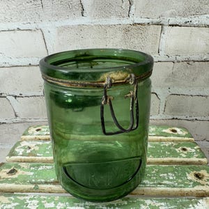 Vintage Franse groene glazen pot - &quot;For Ever&quot; reliëfpot van 1 liter met deksel van draadborging - Frans landelijk decor