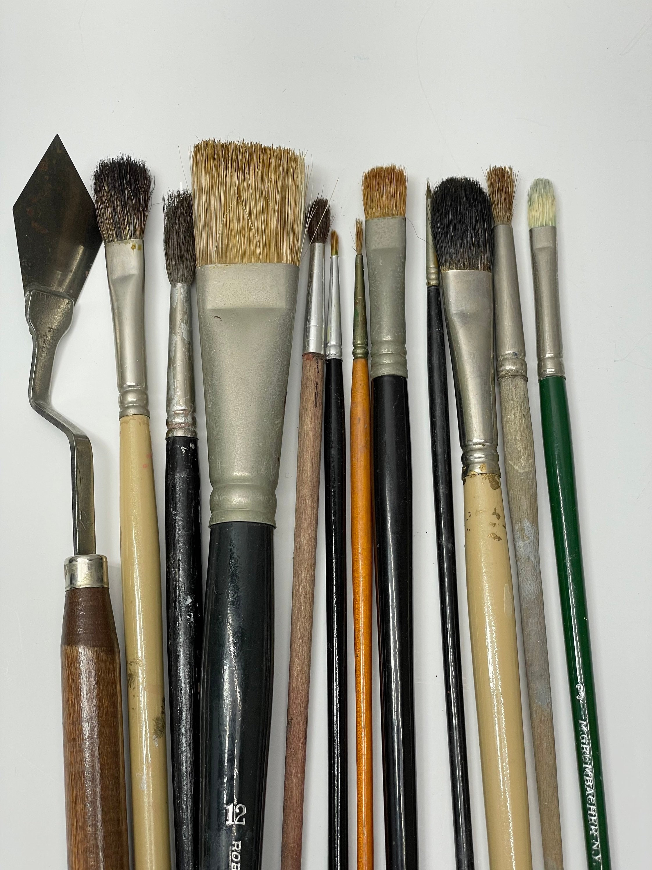 32 Paint Brushes From 7 Series and 1 Pen Holder 