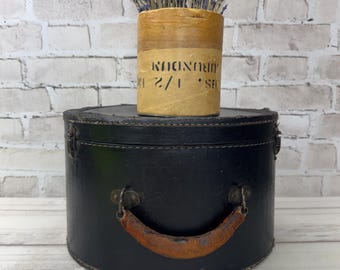 Antieke ronde hoedendoos – zwarte reisetui met bloemeninterieur, leren handvat