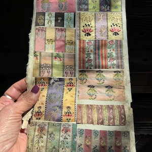 Stalenpagina antiek Franse zijde: jacquard en bloemenstrepen uit de jaren 1800