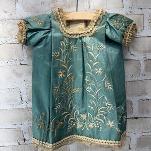 Antikes handgenähtes Seidenkleid - Türkis mit Stickereien und Spitze - Französische viktorianische Kleidung