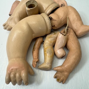Parti di bambole d'epoca, braccia e gambe, bambole di composizione d'epoca, oggetti di scena strani, parti di bambole spaventose, riparazione e restauro