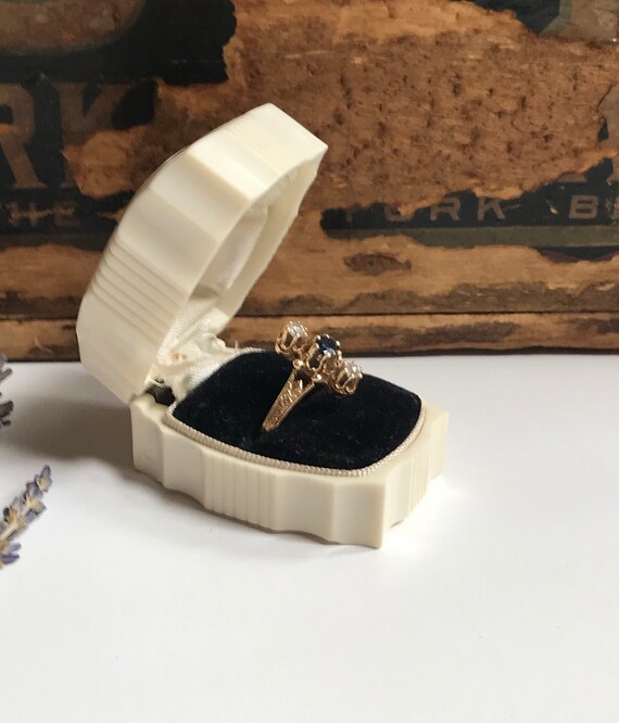 engagement ring presentation