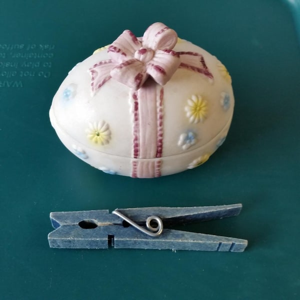 Lefton Easter Egg trinket box or ring holder, pink bow & yellow and blue flowers, 3.25" x 2.5" x 2.5" hi, original red label, pattern #4473