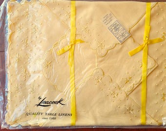Fleur De Lis 4 placemats, 4 napkins, satin embroidered golden yellow linen, original Leacock tag, NWT NOS unused Portugal, Exc vintage cond