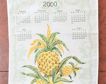 Colonial Williamsburg Souvenir 2000 Calendar Dish or Tea Towel, or wall hanging, yellow & green pineapple with leaf sprays, Exc vintage cond