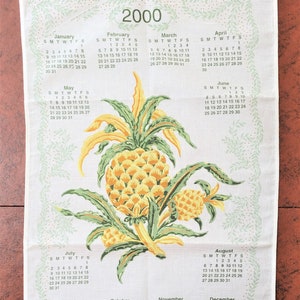 Colonial Williamsburg Souvenir 2000 Calendar Dish or Tea Towel, or wall hanging, yellow & green pineapple with leaf sprays, Exc vintage cond