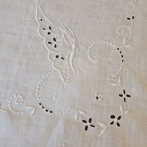 Lovely Beige Vintage Round Tablecloth Cross-Stitched Floral Pattern Eyelet  Bordr