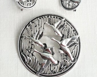 NOS Sarah Coventry Birds in Flight brooch pin & clip-on silvertone earrings, flying geese, new old stock 2.5" round, Excellent vintage cond