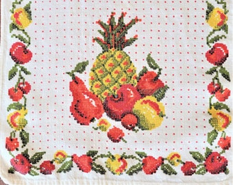 Parisian Prints Fruits Plat ou torchon, ananas poire pomme orange en pixélisé rouge, or et vert sur lin 15 x 26 po Excellent vintage cond