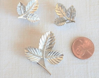 NOS Sarah Coventry Petite Leaf silvertone brooch pin & clip-on earrings set, new old stock! 1.5" x 1.25" Excellent vintage condition