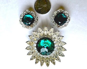 Sarah Coventry Kathleen silvertone brooch pin and clip-on earrings set, Green & clear rhinestones, Excellent vintage condition