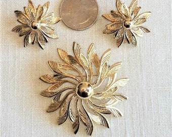 NOS Sarah Coventry Sun Flower goldtone brooch pin & clip-on earrings set, midcentury mondern, new old stock! 2.25" Excellent vintage condtn