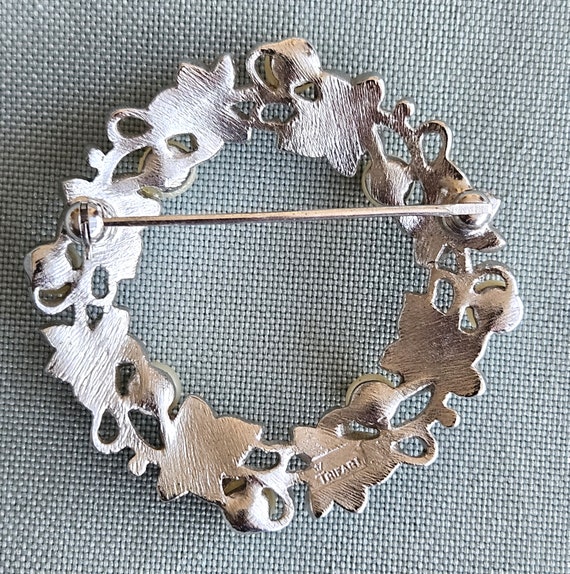 Trifari Pearls & Ivy Circle brooch pin with faux … - image 3