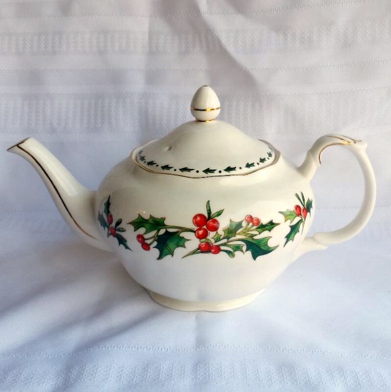 A cup of christmas tea set Clearance