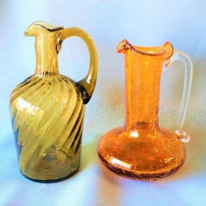 2 Blown Glass mini pitchers or cruets, Pilgrim olive brown/green Swirl 4.75', and Blenko crackle glass honey amber 4.25"  Exc vintage cond