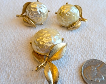 Sarah Coventry Pearl Bloom goldtone brooch pin & clip-on earrings set, Leaf with simulated pearls NOS new old stock Exc vintage cond