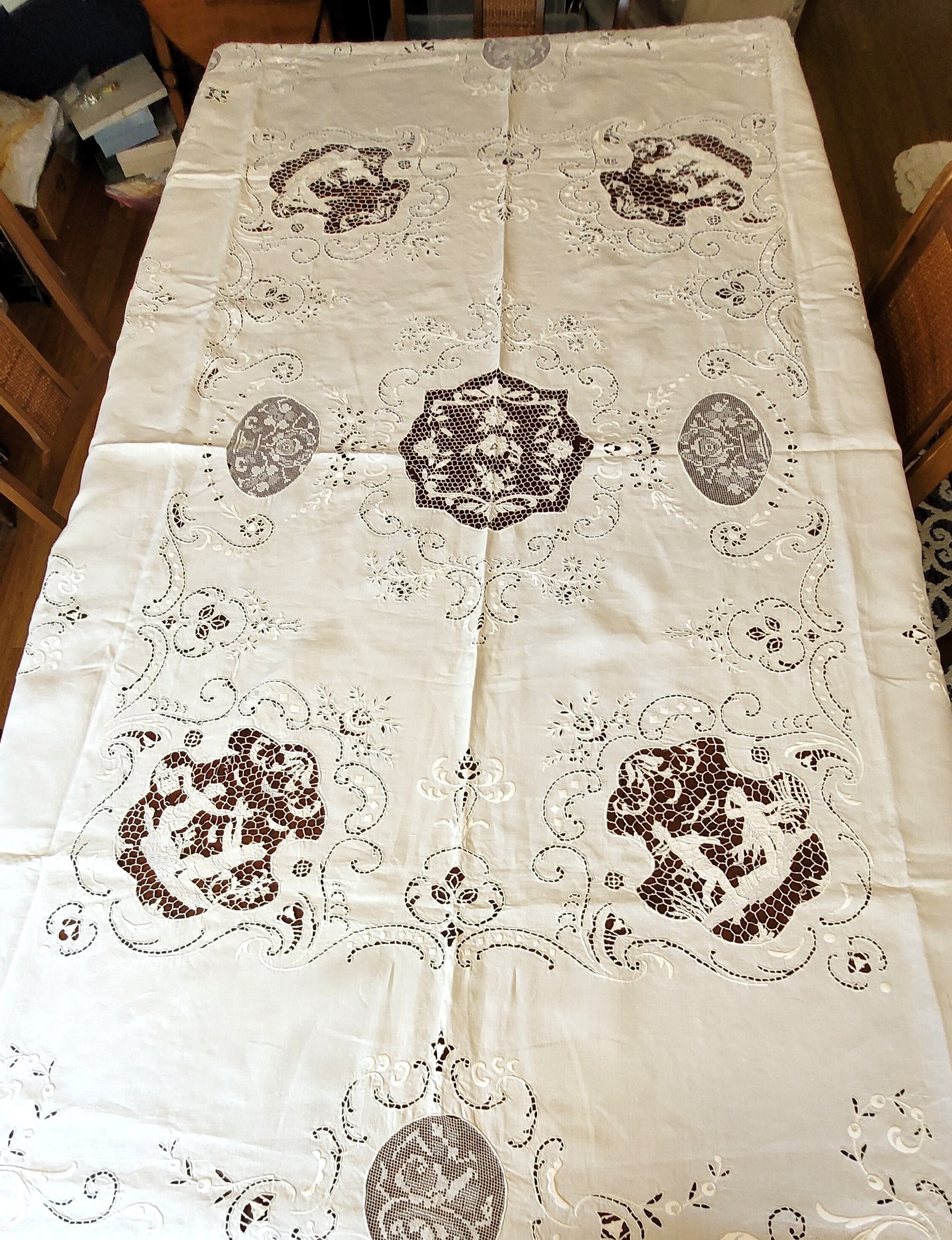 Lovely Beige Vintage Round Tablecloth Cross-Stitched Floral Pattern Eyelet  Bordr