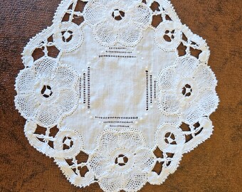 9 Battenberg Cocktail rounds, drink coasters, or Doilies 5" rnd white cotton Bobbin Tape Lace, embroidery, drawn threadwork Exc vintage cond