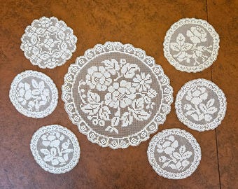 Darned net 10" centerpiece doily & 4 matching cocktail rounds or tea coasters plus 2 more similar, white cotton 5" round,  Exc vintage cond