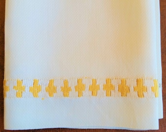 Damask Tea, Show or shaving towel, woven tiny diamond design, ecru huck toweling with yellow drawn threadwork, excellent unused vintage cond