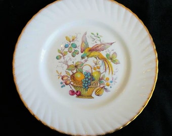 Assiette à salade ou à dessert élisabéthaine en porcelaine tendre 20 cm, oiseau avec corbeille de fruits, prunes raisins cerises poire, bordures dorées, Angleterre Excell vintage cond