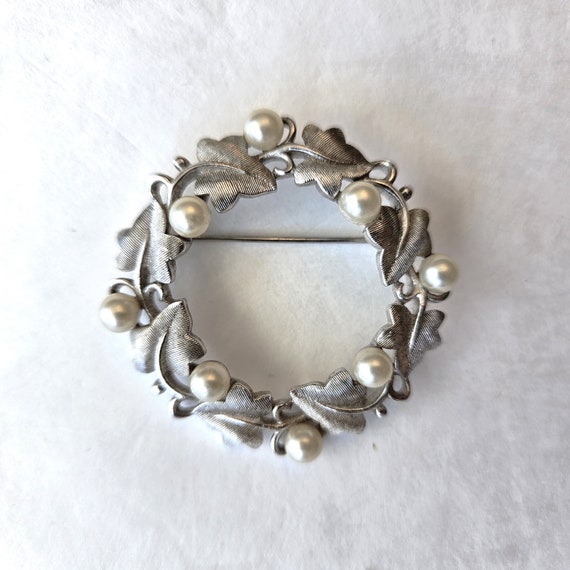 Trifari Pearls & Ivy Circle brooch pin with faux … - image 2