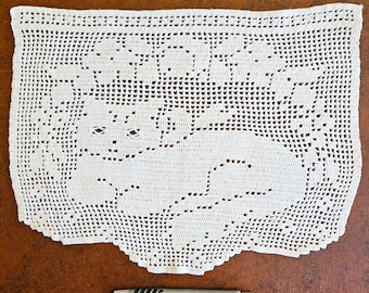 Filet Crochet Reclining Cat antimacassar back, bureau or dresser scarf, or doily, on off-white cotton 13.5" x 10.5" Exc vintage cond