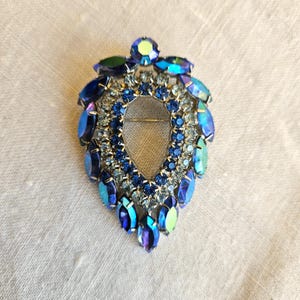Sarah Coventry Blue Lagoon silvertone brooch pin, blue Aurora rhinestones 2 5/8&quot; long, by Julianna, De Lizza Elster Excellent vintage condtn