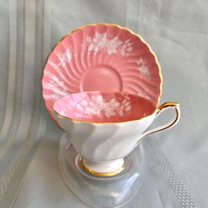 Aynsley Swirl Roses teacup & saucer, pattern #2243 white roses on deep pink with gold trim, Bone China England, Excellent vintage condition
