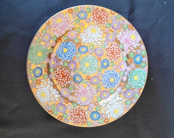 Kutani Chrysanthemum porcelain plate 7 3/8" hand painted Japanese Millefiori multicolor flowers on metallic Gold background, VG vintage cond