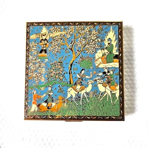 Volupte USA powder compact, enamel on goldtone metal, Persian or Indian theme, mirror, puff, NOS unused 3&quot; sq, Excellent vintage condition