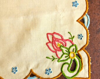 6 Madeira Floral napkins, 16.5" sq, Cutwork & Embroidered pink, green, yellow, blue and brown on beige linen NWOT unused Exc vintage cond