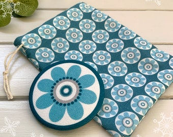 Tissu Scandi Daisy floral bleu avec miroir de poche Daisy